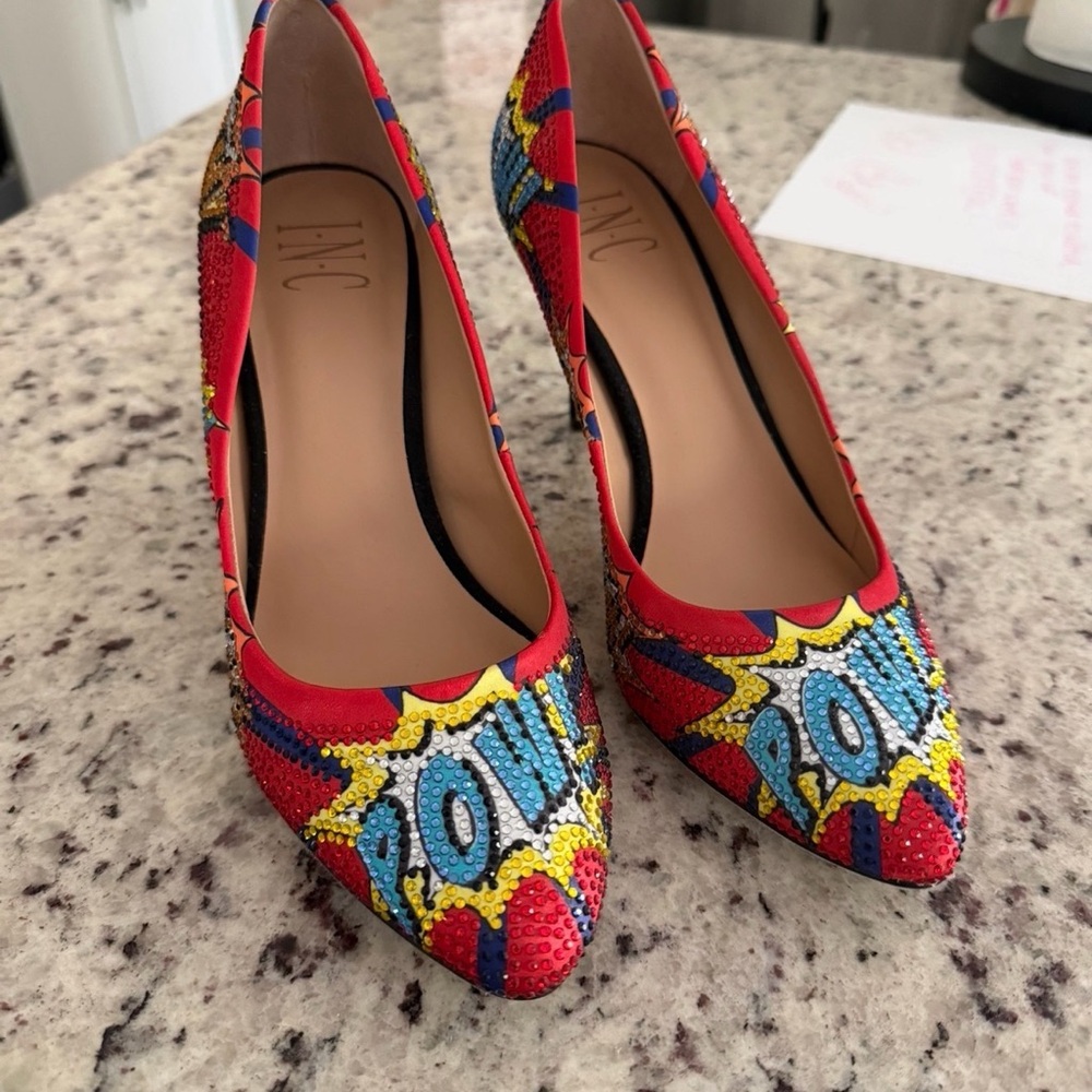TLC Women's Vibrant Comic Print Heels